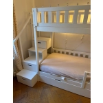 Nowoczesne łóżko piętrowe ze schodami do małego pokoju dziecięcego